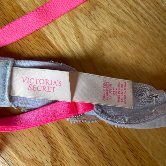 Victoria Secret 32C - Picture 3 of 3